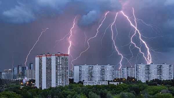 В Москве началась сильная гроза