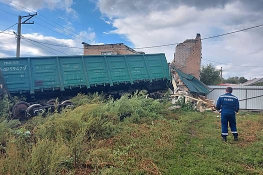 При сходе вагонов в Оренбуржье пострадало здание станции