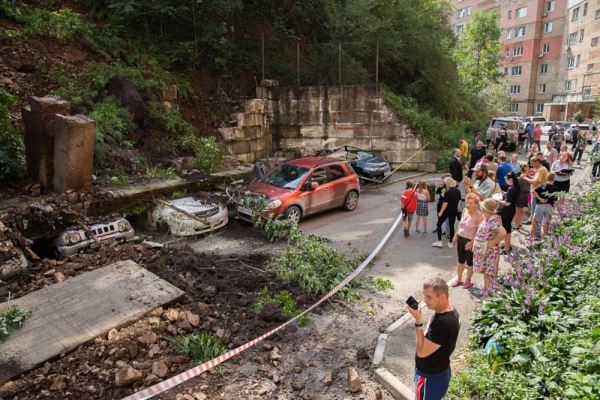 Во Владивостоке подпорная стена рухнула на парковку: что делать автовладельцам?